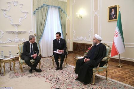 روحانی: تحریم‌ها باید در یک لحظه برداشته شود