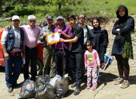 پاکسازی طبیعت از زباله‌ها توسط همکاران و مشتریان بانک ایران زمین در همدان