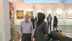 بازدید سیراک ملکنیان نقاش برجسته کشور از موزه بانک سپه و امضای تابلوی خود