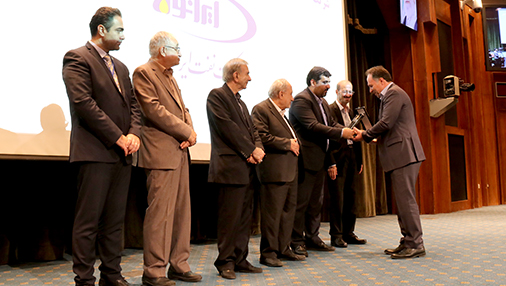 اهدای لوح و تندیس چهارمین همایش سراسری کیفیت به شرکت نفت ایرانول